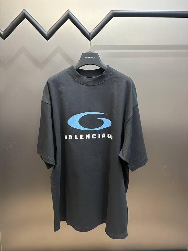 The Parisian family's blue ring printed round neck short sleeved shirt is made of 15S precision cotton plain weave and weighs 230g. The front is decorated with a loop sports icon artwork print, and stretch printing is a special printing technique cha