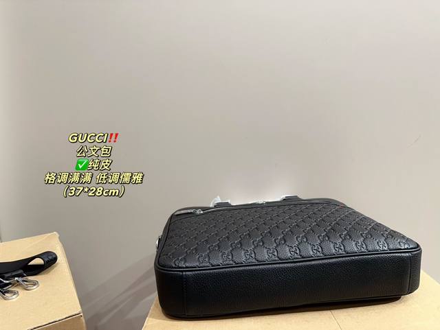 Pure leather size 37.28, cool and stylish Gucci briefcase exudes a low-key, steady and elegant atmosphere! The design is quite broad and stylish! The more you use it, the more it will precipitate! More low-key and steady!! Can be carried on one shoul