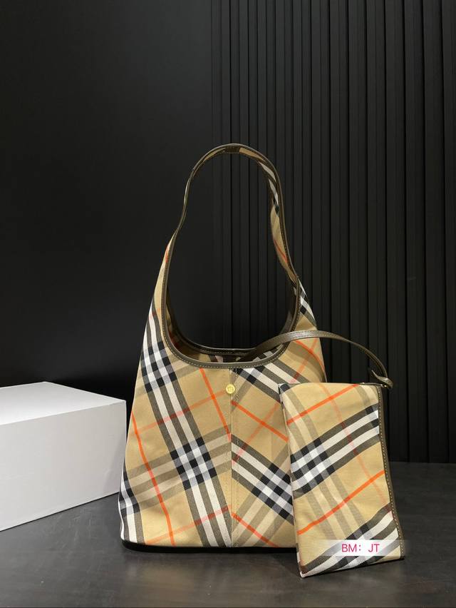 Paired with a folding box, the new Hobo from Burberry looks so great! It's completely covered in grass and the overall body is very light and stylish. There is also a sub bag that can be disassembled. The size is just right and super suitable for dai