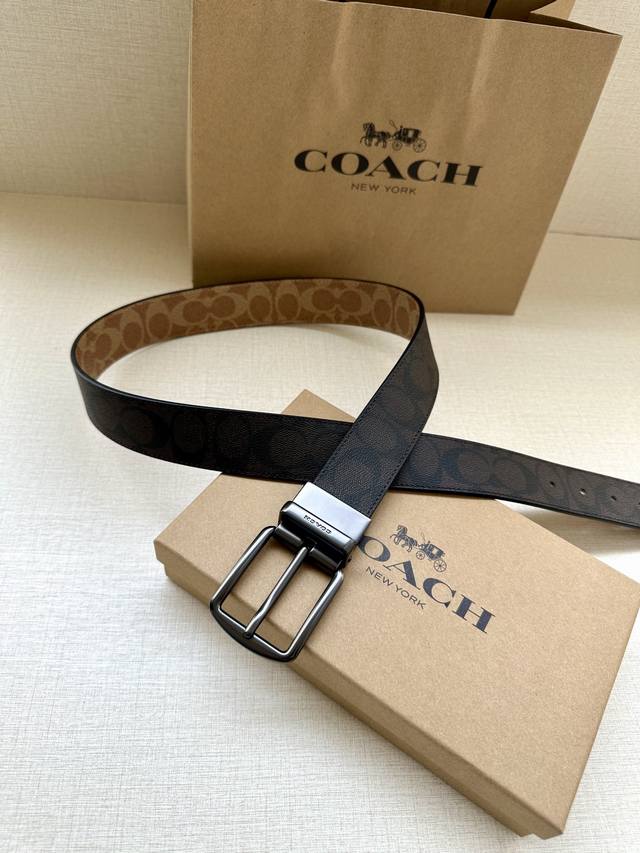 The 3.7cm wide COACH double-sided belt is made of black fabric with a classic logo buckle, and comes in two different appearances. Its fit can be personalized and can be cut with scissors. Trimmable double-sided: