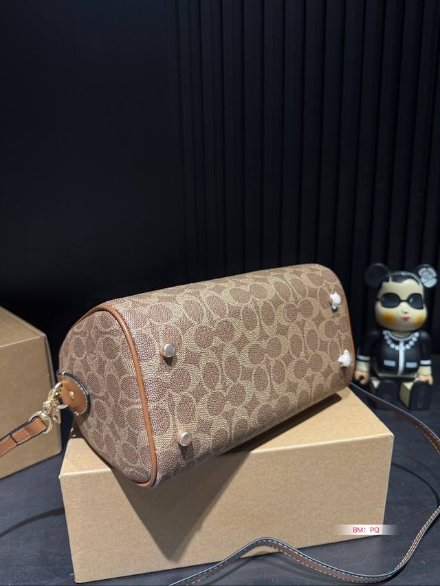 Coach Coach Mini Pillow Bag with Box, New Product Super Cute Mini Boston Small Body, Large Capacity! Size: 25 * 16: