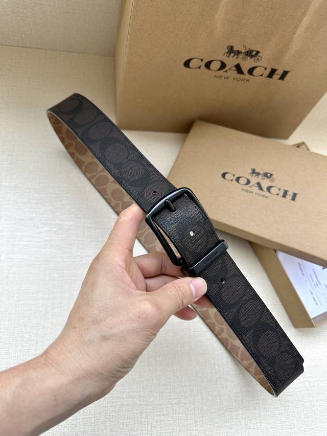 The 3.7cm wide COACH double-sided belt is made of black fabric with a classic logo buckle, and comes in two different appearances. Its fit can be personalized and can be cut with scissors. Trimmable double-sided: