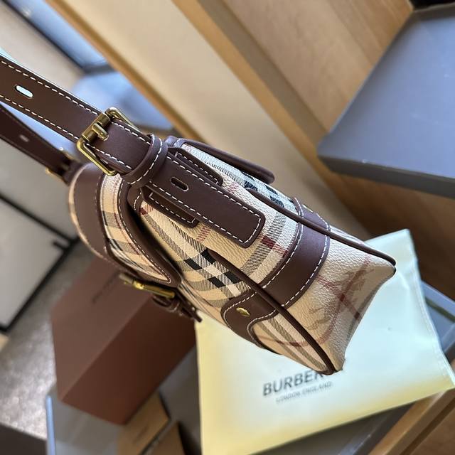 Folding gift box Burberry vintage warhorse leather armpit baguette bag Burberry cowhide armpit baguette bag is not only a classic of Fendi's vintage baguette bag, this one is also classic. The reason why people love baguettes so much is that