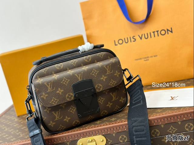 The Lv men's bag with full packaging is recommended for men's presbyopia S-Lock business messenger bag. The Lv S-Lock series really gives people a dazzling feeling. The size of this bag is very suitable for men to carry when going out, and it can hol
