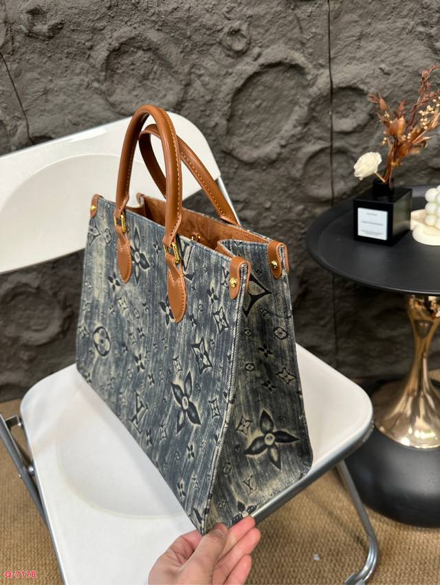 Lv Onthego denim vintage tote bag, fashionable tote bag, denim is definitely worth a season. The oversized shopping bag makes it look really stylish when worn! Size 34.27cm: