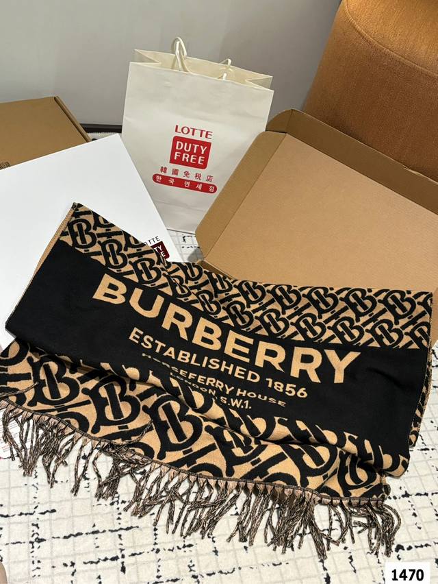 Comes with a gift box The most gentle color scheme of Burberry scarf is a cashmere scarf with a great atmosphere. Don't you want to order such a beautiful scarf now?