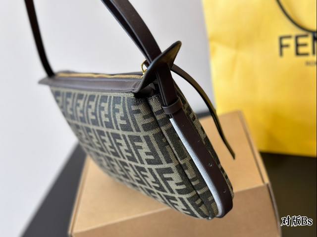 The packaging of this bag is also too cute~Fendi's new underarm bag. The name of this bag is Simply Fendi, inspired by the silhouette of the 90s collection. It is a lazy and casual bag style 34 * 21: