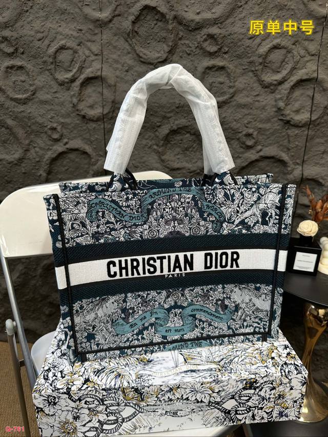 Small size 25.20cm, medium size 36.27cm, large size 42.35cm, original Dior shopping bag with folding box. This year's heavyweight counter classic explosive will be different from handsome and elegant: