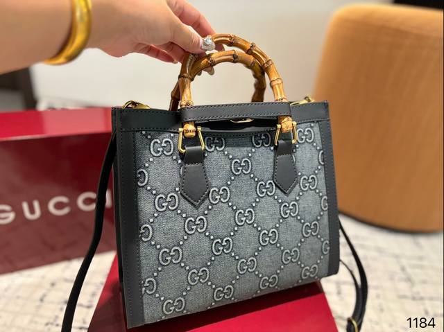 Box size 26.23 Cool Bamboo Knot Tote Bag Gucci easily interprets retro fashion bag shape is quite wide, simple but not simple, does not require too much decoration, daily matching with suits and t-shirts can fully reflect the sense of luxury