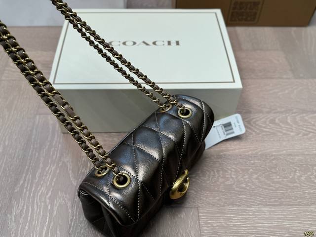 The small folding box of the Coach Tabby wine god bag is not only practical and versatile, but also very distinctive and attractive. I really love this simple style. It is very easy to wear and can be carried on the back. Both practicality and beauty