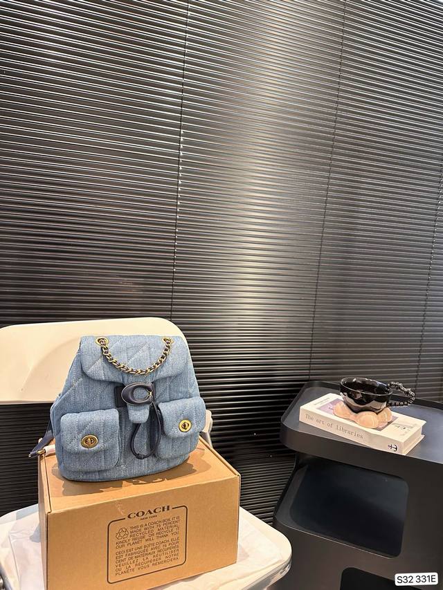 The Coach Coach Shoulder Tabby Backpack with Airplane Box is a versatile and versatile backpack that reshapes the coach design of the 1970s in a modern way. Its multifunctional style can be used as a backpack