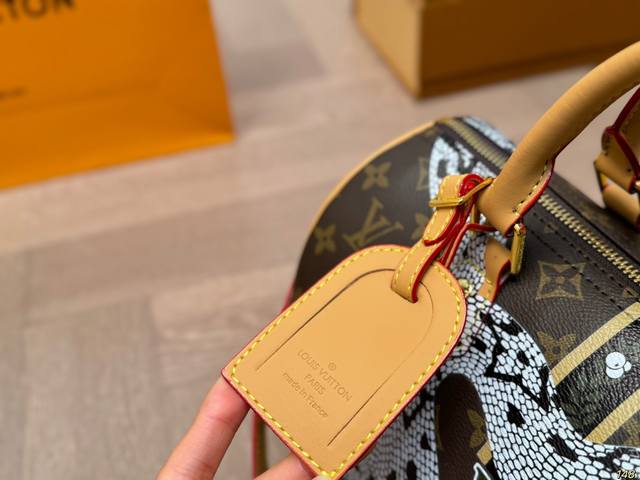 Lvspeedoy custom graffiti pillow bag with unique artistic atmosphere, high aesthetic value, must enter size 30 19: