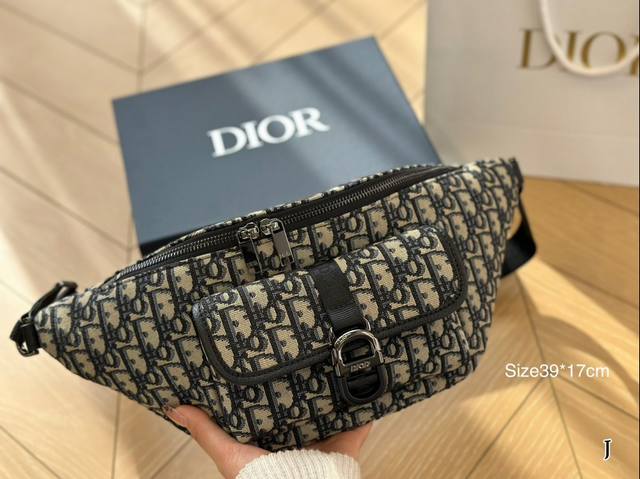 This Dior 8 waist bag with accompanying box is a new spring product from Dior 2025, stylish and practical. Crafted with Oblique fabric, the front flap pocket is adorned with Dior 8 buckles. Zipper compartment can store various daily necessities, with
