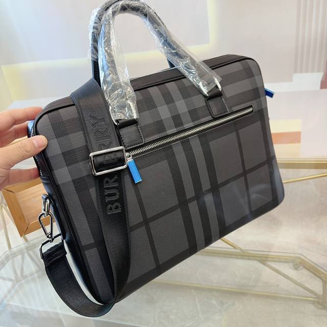 Burberry's latest men's briefcase is highly practical, with exquisite details and exquisite workmanship. It is high-end, atmospheric, and upscale, with a casual and generous style. Size: 39 29: