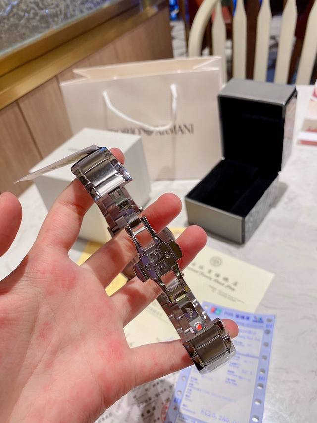 The true original Armani Renato series details can be seen in the high-quality and fashionable men's watch, the noble Iron Prince, with a deep and elegant black large dial and three eye multifunctional business quartz watch. The dial diameter is 43mm