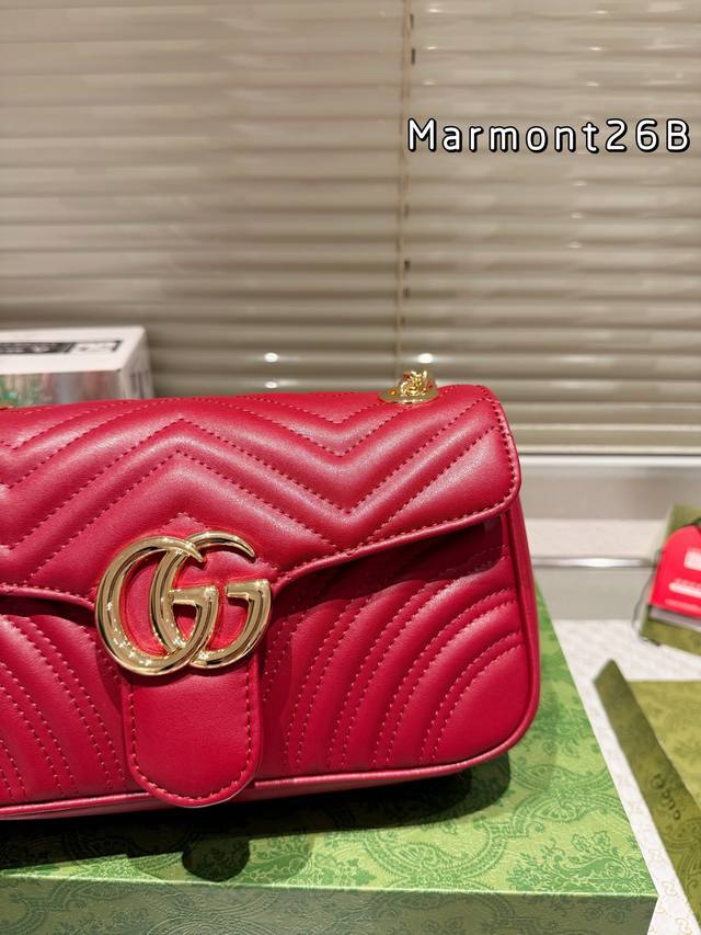 Gucci Marmont is a color savvy Ankara red. This new ancora red Zundou loves the color of cherries, paired with a rose gold double G logo. She loves vintage and low saturation colors