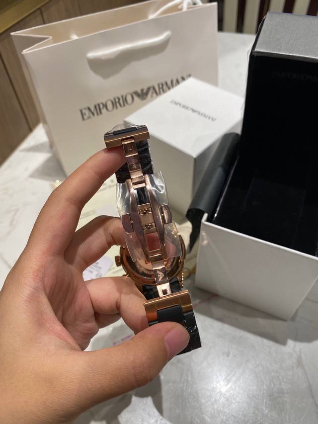 Original Armani rubber wrapped steel couple classic, imported quartz movement, precise timekeeping must sell: