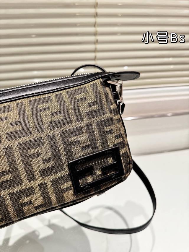 The folding box Fendi Hobo bag felt like it hit me at first glance. Plus, the medium size has a longer shoulder strap, which is very practical. The medium-sized one has two mobile phones, wallet, keys, sunglasses, lipstick and powder without pressure