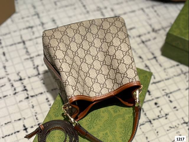 The Gucci Emblem Tote series has launched a new collection of storage bags with compartments. The new emblem is a relatively large tote with adjustable shoulder straps on both sides and a classic Gucci lining