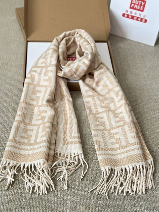 Comes with a box of wool scarf Size: 70 * 180cm Fendi new jacquard scarf. The wool feels super thick, soft, and comfortable, with a high-end aura and a stable 