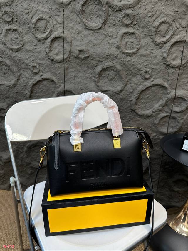 Comes with a folding box and Fendi pillow bag. By The Way, it has a large capacity and is cute and can be carried by hand or slung over the body. It can be sweet or salty! Size 27.18Cm: