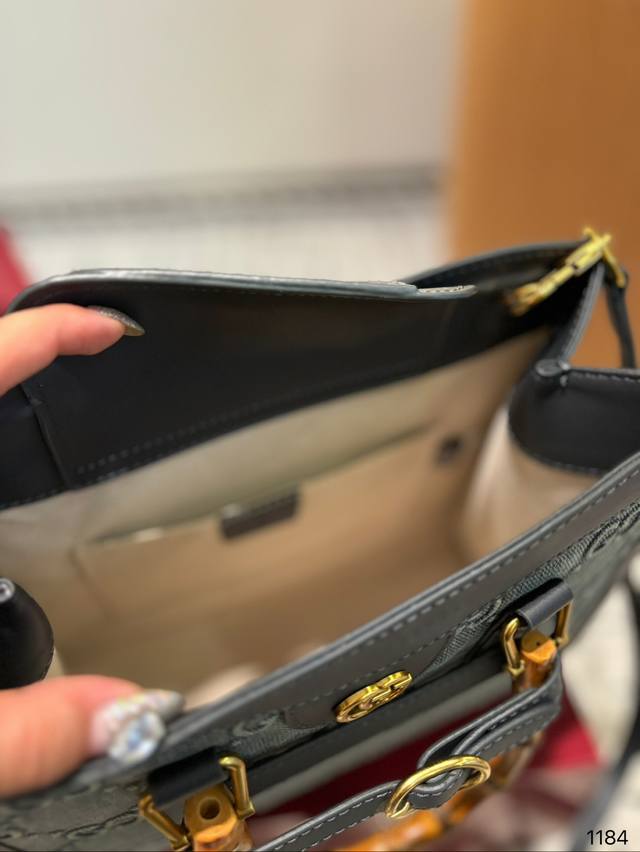 Box size 26.23 Cool Bamboo Knot Tote Bag Gucci easily interprets retro fashion bag shape is quite wide, simple but not simple, does not require too much decoration, daily matching with suits and t-shirts can fully reflect the sense of luxury