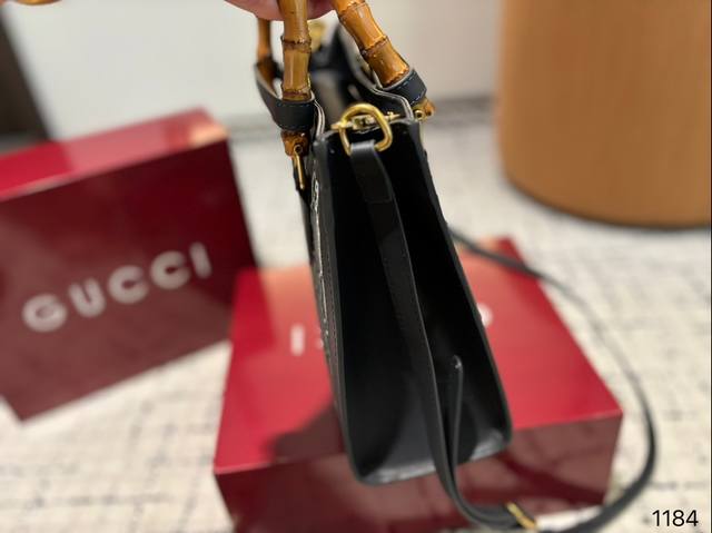 Box size 26.23 Cool Bamboo Knot Tote Bag Gucci easily interprets retro fashion bag shape is quite wide, simple but not simple, does not require too much decoration, daily matching with suits and t-shirts can fully reflect the sense of luxury