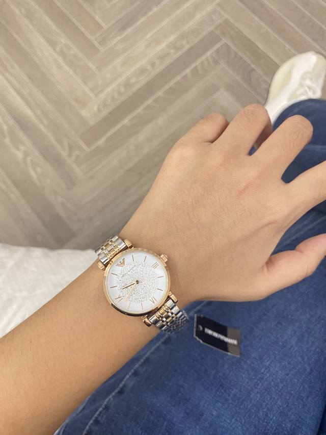High quality Armani Starry Sky women's watch, I think girls all like this bling bling watch. Men's tickets, husbands should buy one for their girlfriends! Long out of stock. Pictures cannot capture the beauty of real objects, but real objects are rea