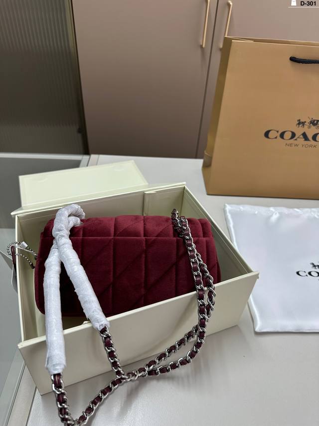 Can you resist the new Quilted Tabby chain version Tabby from Coach Wine God?? Velvet fabric full of small details D-301 size 20.7.10 folding box: