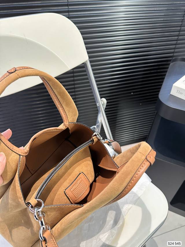 Paired with a box, the Coach Bucket Bag is simple yet not simple. This bag is versatile in meeting daily office capacity needs and offers versatile clothing options such as Clean Fit, neutral style, and mixed sports style