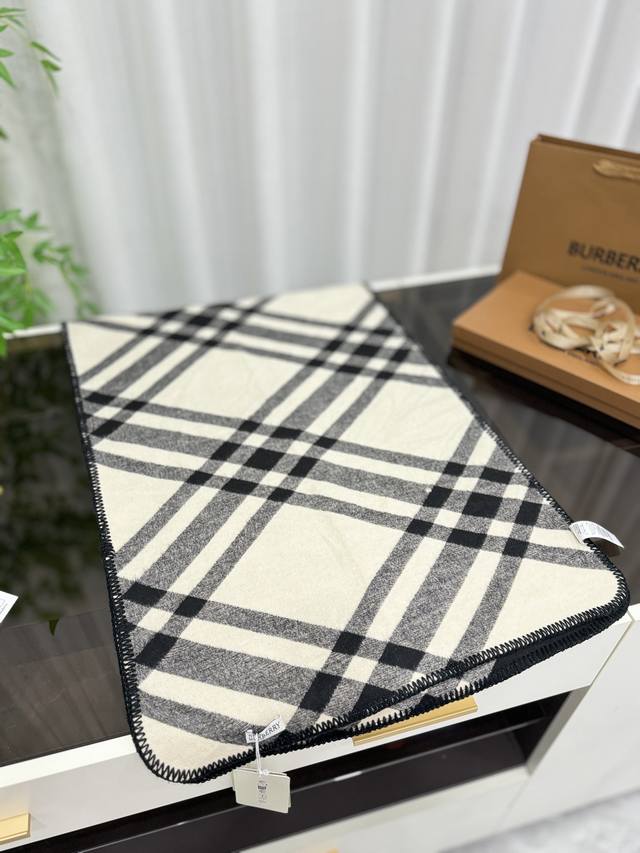 Comes with a box tote bag, Burberry Equestrian Knight logo, carpet edge, sewn wool scarf. Who hasn't owned this warm scarf yet? Double sided cashmere scarf, decorated with a new season plaid pattern