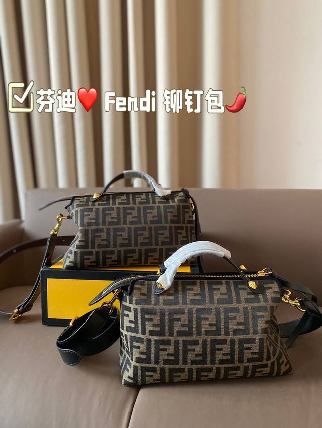 Fendi counter rivet style original mold customization portable shoulder bag, decorated with the latest f logo. Paired with the premium original logo, there is a large capacity space inside. Leisurely yet elegant, exquisite craftsmanship. Identify the