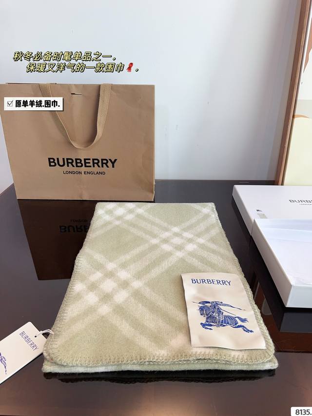 Comes with a gift box The most gentle color scheme of Burberry scarf is a cashmere scarf with a great atmosphere. Don't you want to order such a beautiful scarf now?
