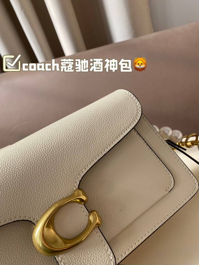 The color matching of Coach Coach's Wine God Bag this time is simply a fairy color scheme! High in appearance and versatile, suitable for both handheld and crossbody use, this is the Coach Wine God! Cute and able to pretend! Handheld crossbody looks