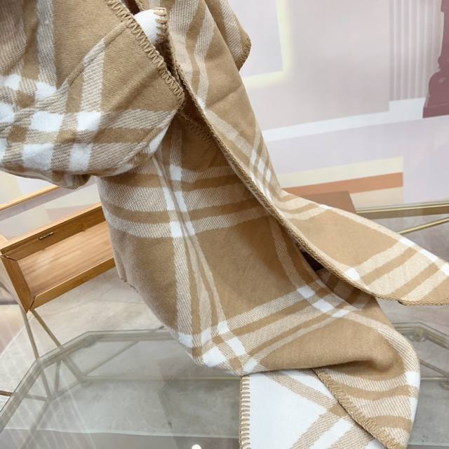 Gift box packaging for new scarves, Burberry. Original beautiful items, classic explosive items, heavy return to high-end. Burberry's new imported Nepalese cashmere top-notch embroidered scarf is definitely a top-notch design from a fashion brand wit