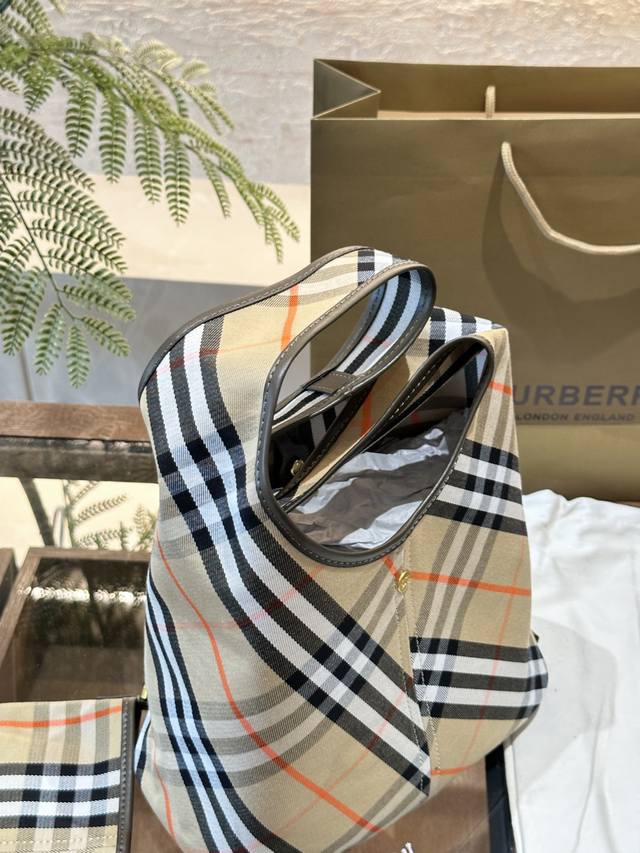 Burberry's new model has finally shipped its classic diagonal plaid backpack, which looks great. B's latest soft and upright shoulder bag is made of cotton twill fabric. Crafted in an Italian workshop, it is decorated with a unique grid pattern exclu