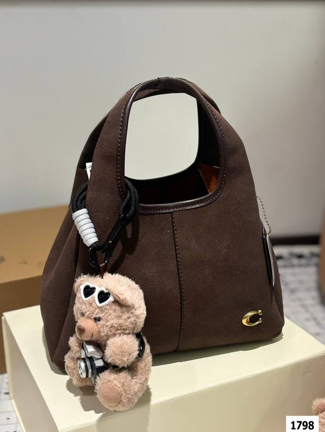 The gift box packaging of Coach's new Lana basket is really versatile! Both handheld and crossbody are suitable for comfort, with a perfect score. The entire bag only has a simple metal small C logo, which is simple yet low-key. The whole body is mad