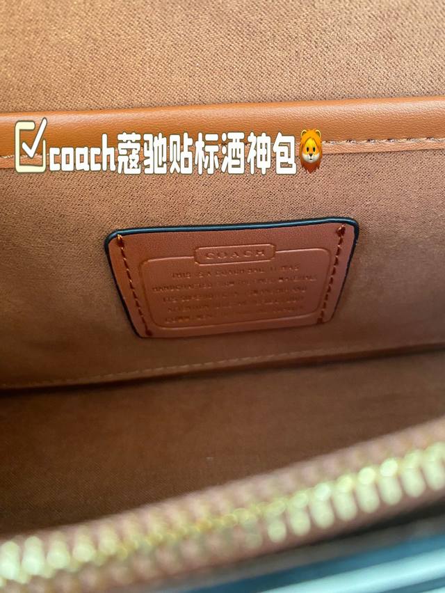 The color combination of Coach Coach Label Wine God Bag this time is simply a fairy color scheme! High in appearance and versatile, suitable for both handheld and crossbody use, this is the Coach Wine God! Cute and able to pretend! Handheld crossbody