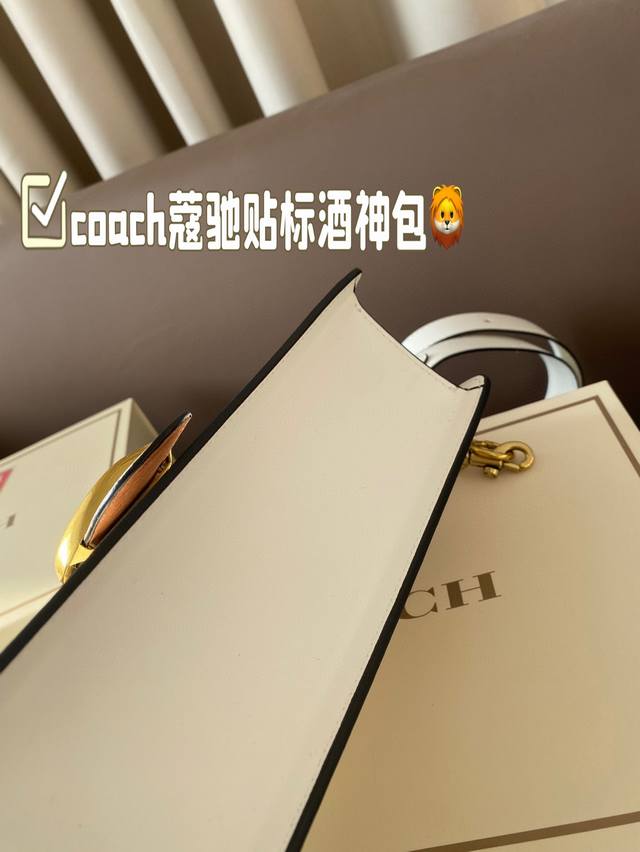 The color combination of Coach Coach Label Wine God Bag this time is simply a fairy color scheme! High in appearance and versatile, suitable for both handheld and crossbody use, this is the Coach Wine God! Cute and able to pretend! Handheld crossbody