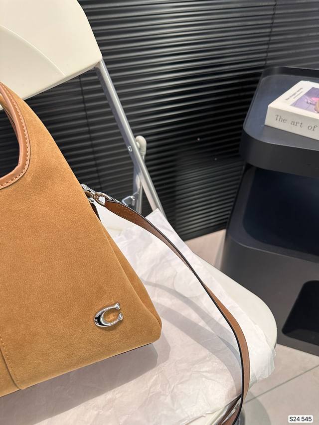 Paired with a box, the Coach Bucket Bag is simple yet not simple. This bag is versatile in meeting daily office capacity needs and offers versatile clothing options such as Clean Fit, neutral style, and mixed sports style