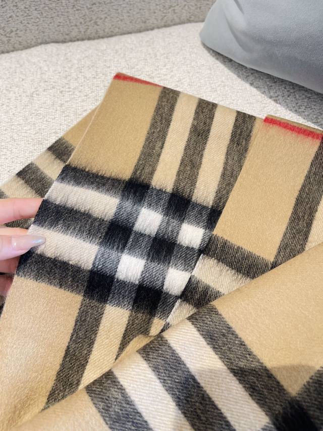 Gift box+5 Burberry plaid scarf is really amazing! Fashionable, unique, and warm with a perfect concave design to create an atmosphere. Don't miss out if you love personalized fashion! 100% sheep wool soft touch