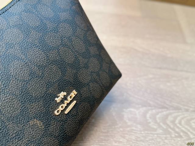 The airplane box, Coach armpit bag, has a high-quality texture, super large capacity, and durability. It can be worn on the street for daily use with a 100% return rate. It is this casual and lazy feeling. Size 20 15: