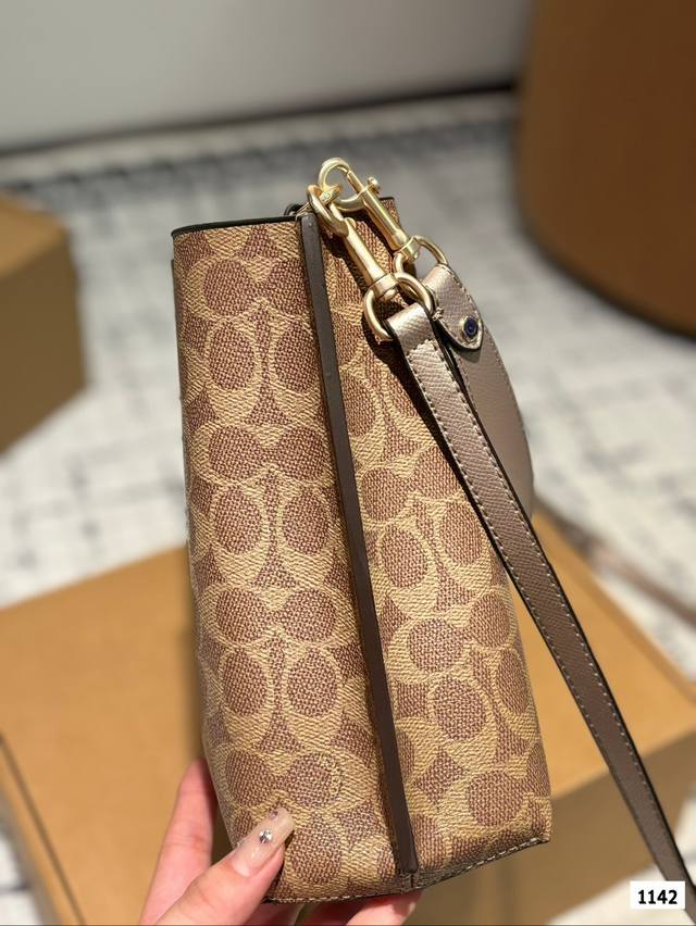 Coach Coach bucket bag is here! Fashionable, lightweight, versatile shoulder bag. Crossbody bag collection beauties! Squat it! Squat it! Squat it! Bucket bag | Bag sharing | Showcasing new bags | Coach Coach Coach hangs up size: 19 22.5: