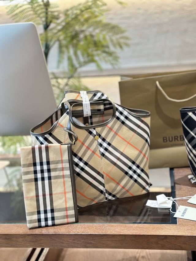 Burberry's new model has finally shipped its classic diagonal plaid backpack, which looks great. B's latest soft and upright shoulder bag is made of cotton twill fabric. Crafted in an Italian workshop, it is decorated with a unique grid pattern exclu