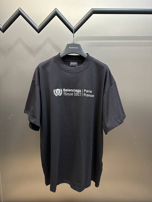 Balenciaga wheat ear scissors embroidered round neck short sleeved heavyweight retro plain cotton fabric, weighing 230 grams. Color dyed purple black. Specific purple black is a dark color tone in the cool color scheme, which is a color composed of a