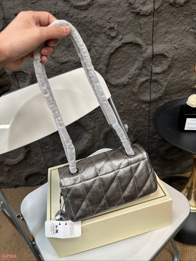 Paired with a folding box, Coach Wine God Wow, Coach's shining and charming second Tabby is definitely not unfamiliar and can be considered as Coach's main force. The little fairy will definitely not miss out on the fashionable and essential autumn a