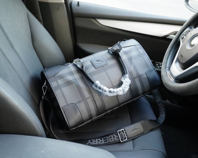 Burberry official website synchronizes high version travel backpack with excellent quality for global rush orders. Non market ordinary goods use imported cowhide, which is classic, wear-resistant, practical, scratch resistant, and truly traffic king.