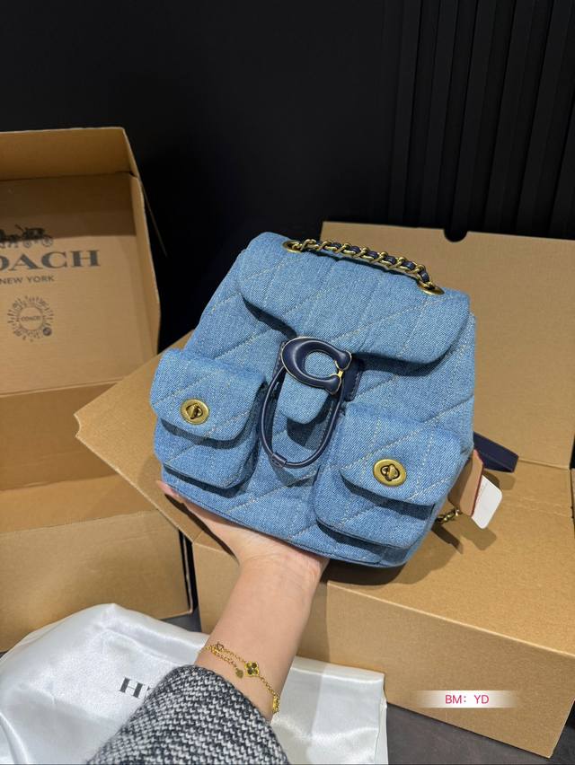 The Coach Coach Shoulder Tabby Backpack with Airplane Box is a versatile and versatile backpack that reshapes the coach design of the 1970s in a modern way. Its multifunctional style can be used as a backpack