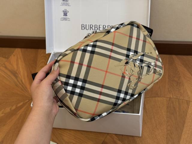 Box size: 26 * 18cm Burberry new camera bag latest fabric plaid! Daily trendy dressing, fashionable dressing, no problem at all! Both men and women can take responsibility for their appearance