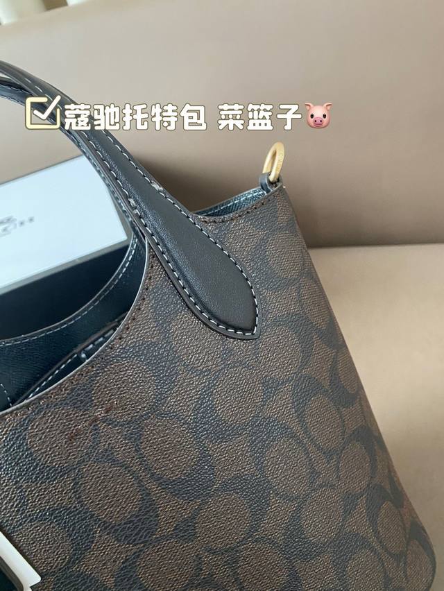 Equipped with a folding box, the unique design of the Coach Tote bag basket is fashionable and classic, super versatile for daily commuting. It can be worn on both sides and has a stylish size of 16 * 19